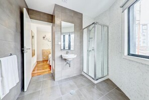 Premium Twin Room, City View | Bathroom | Free toiletries, hair dryer, towels, shampoo - Hotel do Mercado (Aveiro)