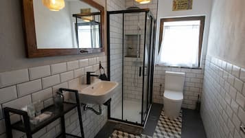 Een douche, een haardroger, een bidet, handdoeken