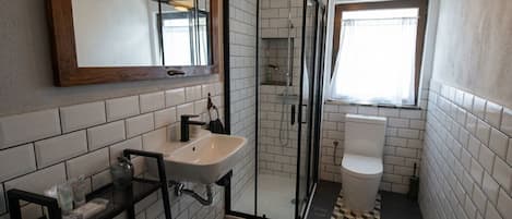 Een douche, een haardroger, een bidet, handdoeken
