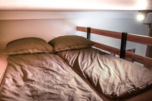 Een bureau, wifi, beddengoed