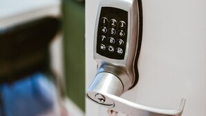 Une porte dotée d’un système de verrouillage à clavier numérique.