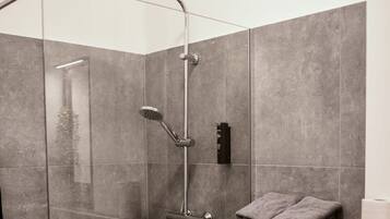 Dusche, Handtücher, Shampoo