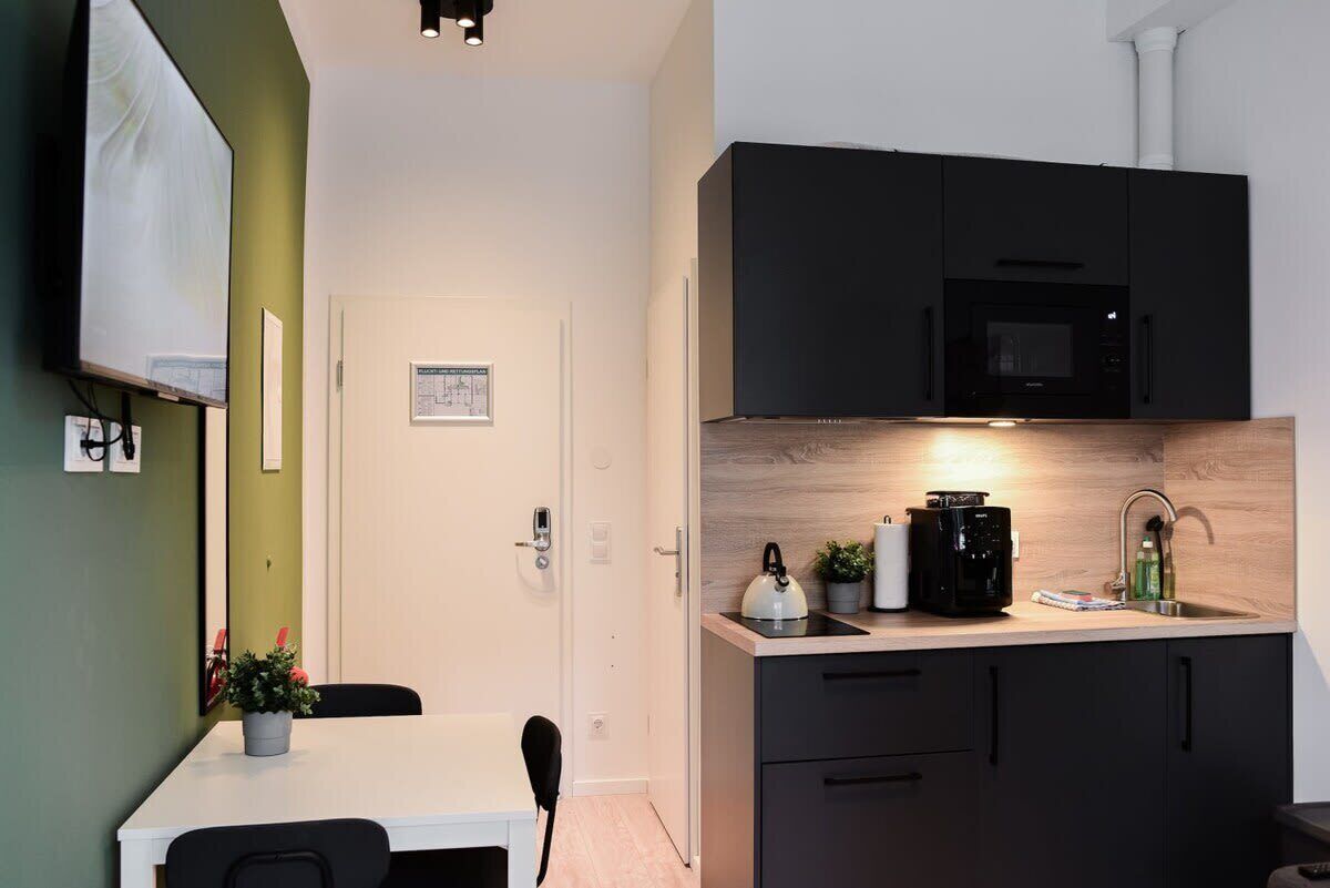Kühlschrank, Wasserkocher mit Kaffee-/Teezubehör