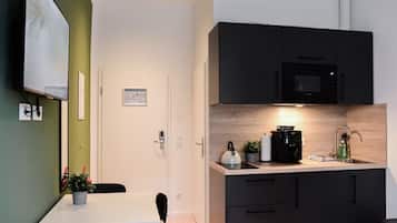 Kühlschrank, Wasserkocher mit Kaffee-/Teezubehör