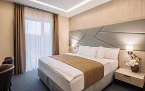 Habitación clásica con 1 cama matrimonial o 2 individuales | Caja de seguridad en la habitación y escritorio 