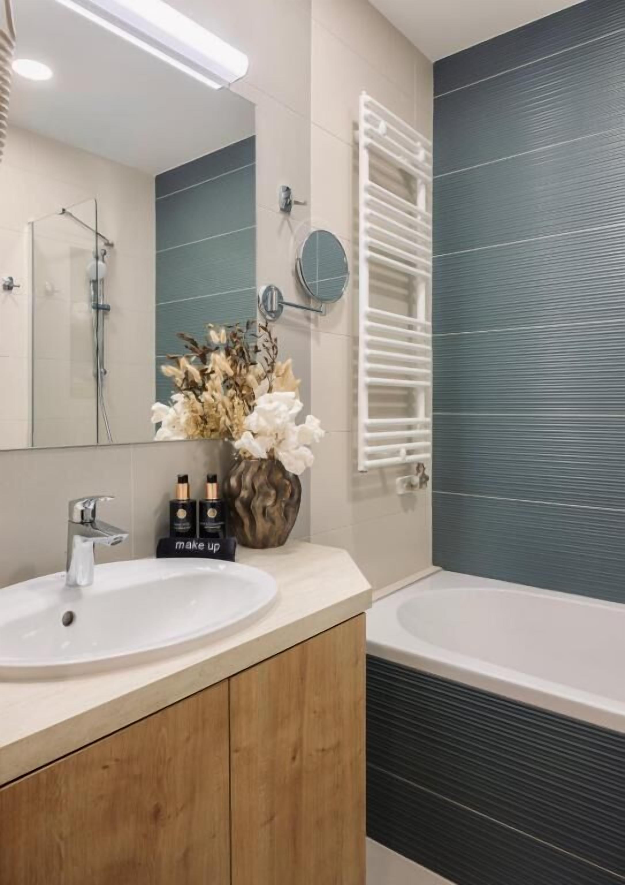 Classic-Doppel- oder -Zweibettzimmer | Badezimmer | Haartrockner, Hausschuhe, Handtücher, Seife