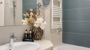 Classic-Doppel- oder -Zweibettzimmer | Badezimmer | Haartrockner, Hausschuhe, Handtücher, Seife