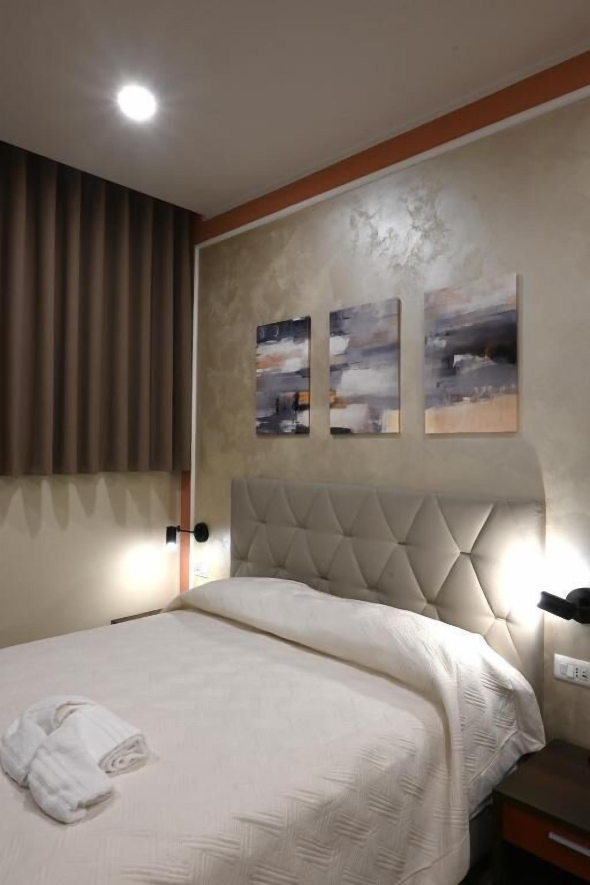 Camera con letto matrimoniale o 2 letti singoli, accesso in sedia a rotelle, non fumatori | Una cassaforte in camera, tende oscuranti, ferro/asse da stiro