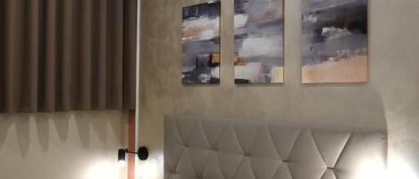 Habitación triple clásica, acceso para personas con movilidad reducida, para no fumadores | Caja de seguridad en la habitación y cortinas blackout