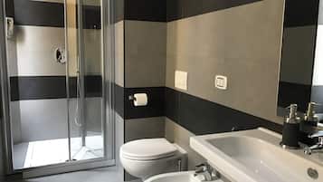 Dusche, Haartrockner, Bidet, HandtĂŒcher