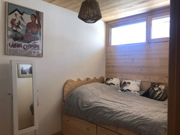 Room - Apartment “Les Gentianes” Valley & Mountain View, 6 Guests, 3 Bedrooms (Chamrousse)