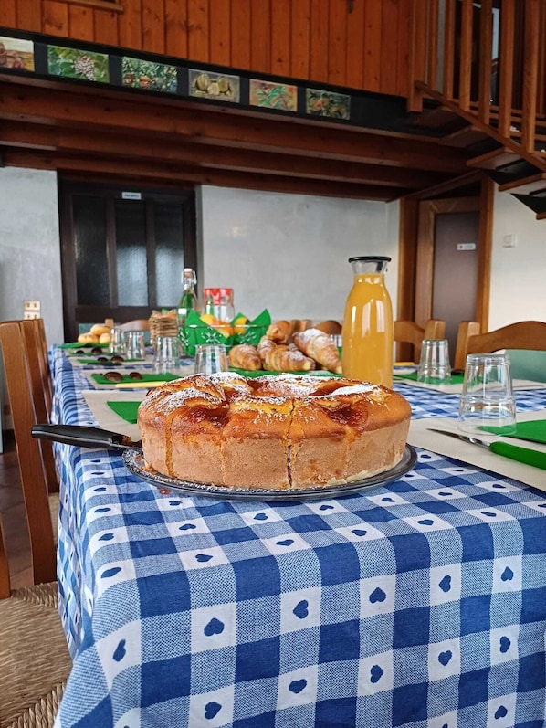 Twin Room, Garden View | Dining