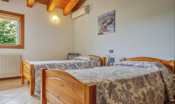 Twin Room, Garden View | Iron/ironing board, free WiFi