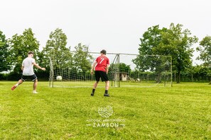 Twin kamer, uitzicht op tuin | Sportveld