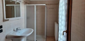Estudio familiar, vista al jardín | Baño | Secadora de cabello, toallas, jabón, shampoo