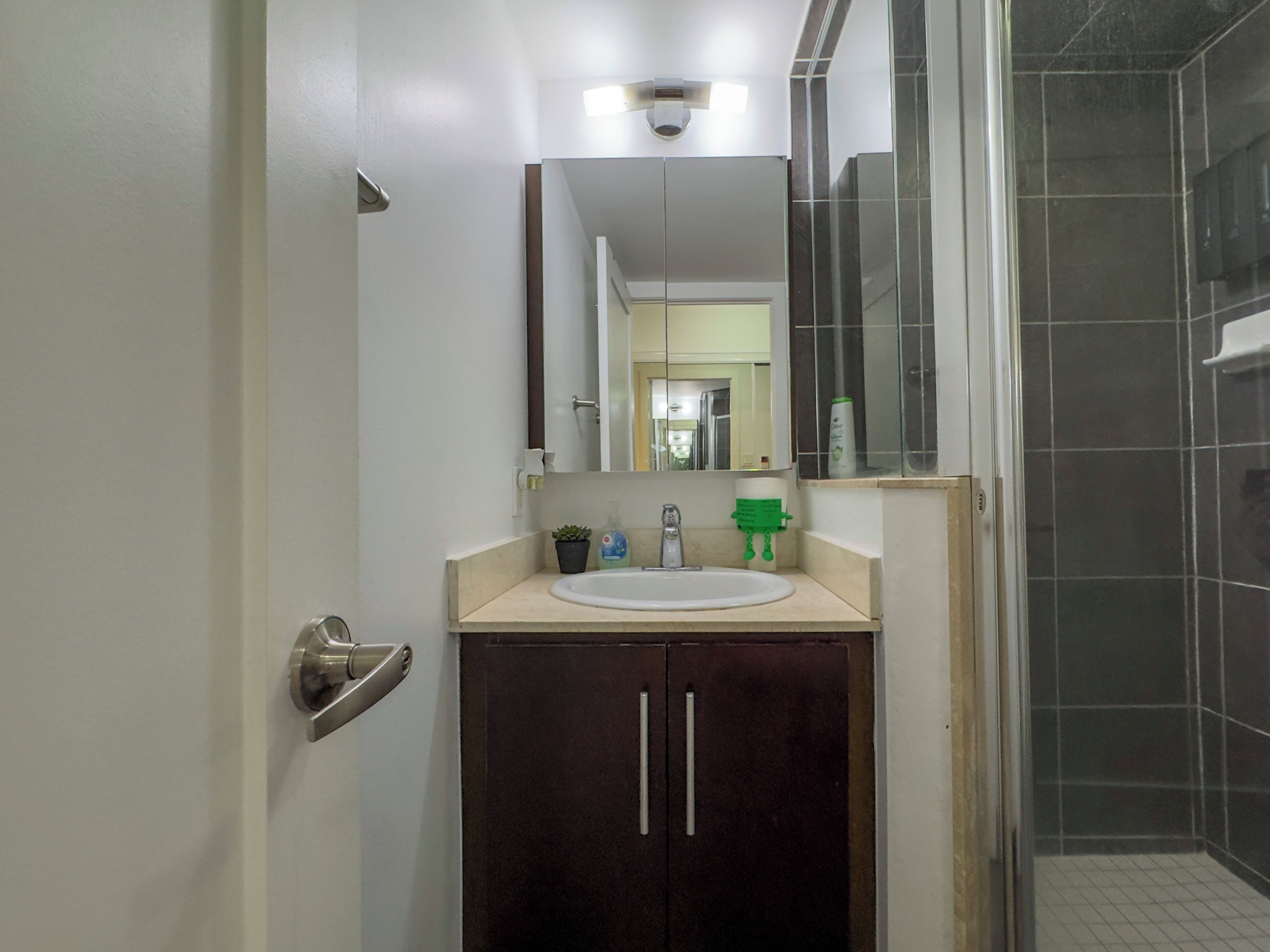Appart'hôtel, 3 chambres, accessible aux personnes à mobilité réduite, balcon | Salle de bain
