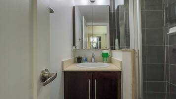 Appart'hôtel, 3 chambres, accessible aux personnes à mobilité réduite, balcon | Salle de bain