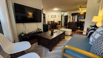 Condo, 3 Bedrooms, Accessible, Balcony | Ruang tamu | Buku-buku