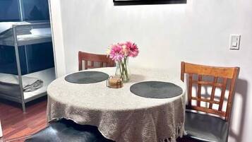 Appart'hôtel, 3 chambres, accessible aux personnes à mobilité réduite, balcon | Restauration