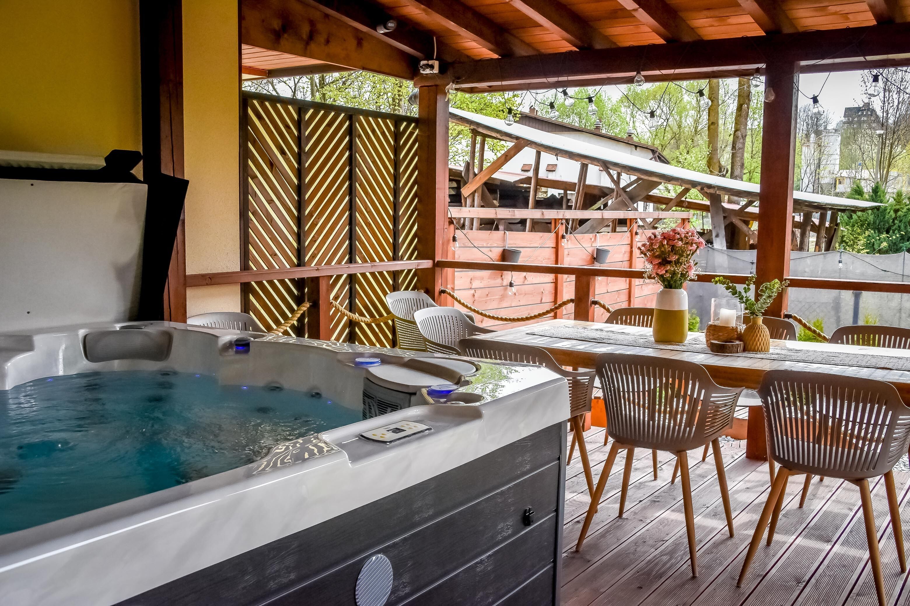 Chalet with Private Hot Tub | 室外用餐