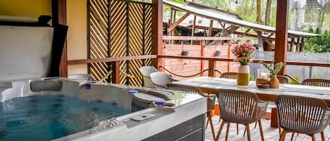Chalet with Private Hot Tub | Restaurante al aire libre