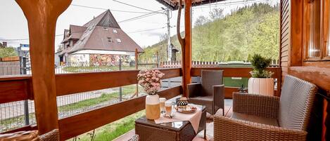 Chalet with Private Hot Tub | Outdoor dining