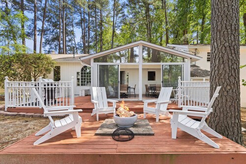 Luxe 4BR Estate Hot Tub, Game Room, Piano