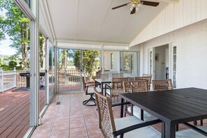 Outdoor dining - Luxe 4BR Estate Hot Tub, Game Room, Piano (Durham)