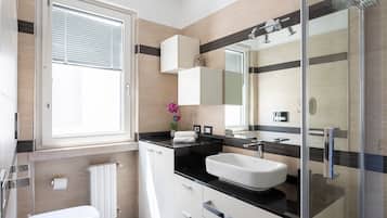Een douche, een haardroger, handdoeken