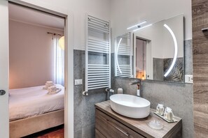 Ducha, bañera de hidromasaje, secador de pelo, bidet