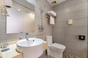 Shower, free toiletries, hair dryer, towels - Yizi Hotel Gu (Guangzhou)