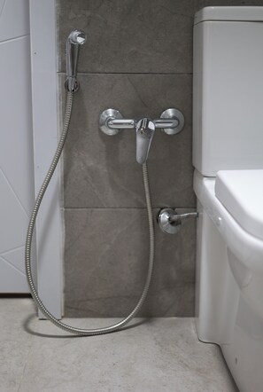 Secadora de cabello, toallas, jabón, papel de baño 
