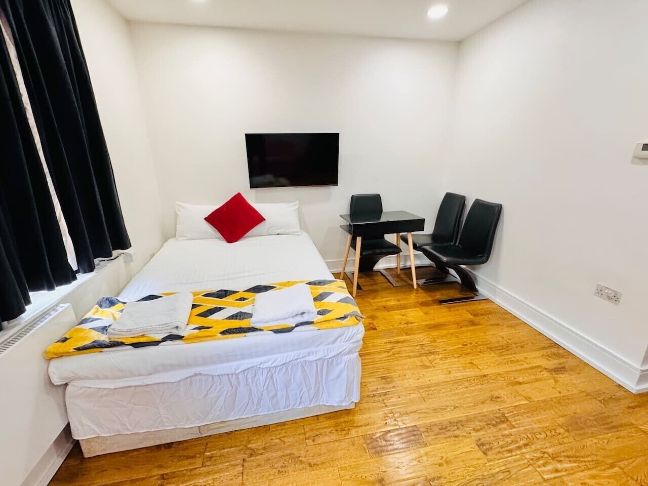 Iron/ironing board, WiFi, bed sheets