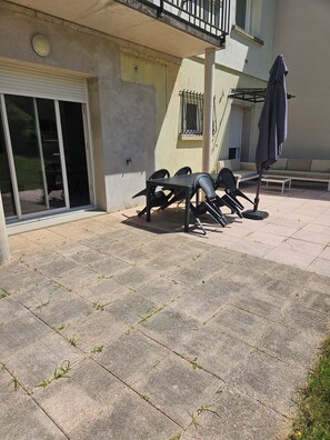 Outdoor dining - Vrbo Property (Clairvaux-les-Lacs)