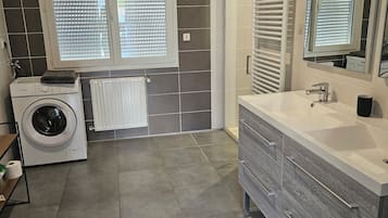 Douche, serviettes fournies, papier toilette