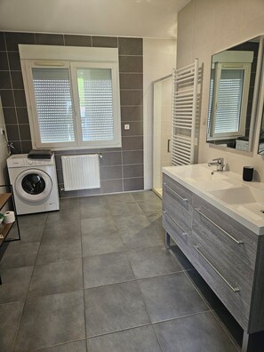 Shower, towels, toilet paper - Vrbo Property (Clairvaux-les-Lacs)