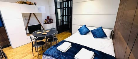 Iron/ironing board, WiFi, bed sheets