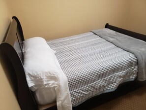 3 bedrooms, iron/ironing board, WiFi, bed sheets - Pete's Place  (Tulsa)