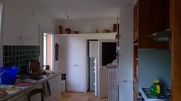 Køleskab, mikrobølgeovn, ovn, kogeplade