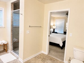 ヘアドライヤー、タオル、石鹸、トイレットペーパー