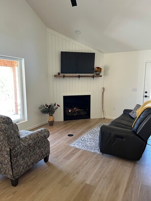 Living area - Newly built 2bed/ 2bath cabin in Mt Nebo State Park, Dardanelle AR (Dardanelle)