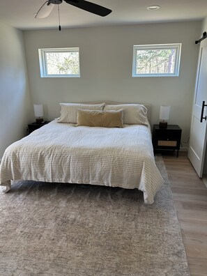 2 bedrooms, iron/ironing board, WiFi, bed sheets - Newly built 2bed/ 2bath cabin in Mt Nebo State Park, Dardanelle AR (Dardanelle)