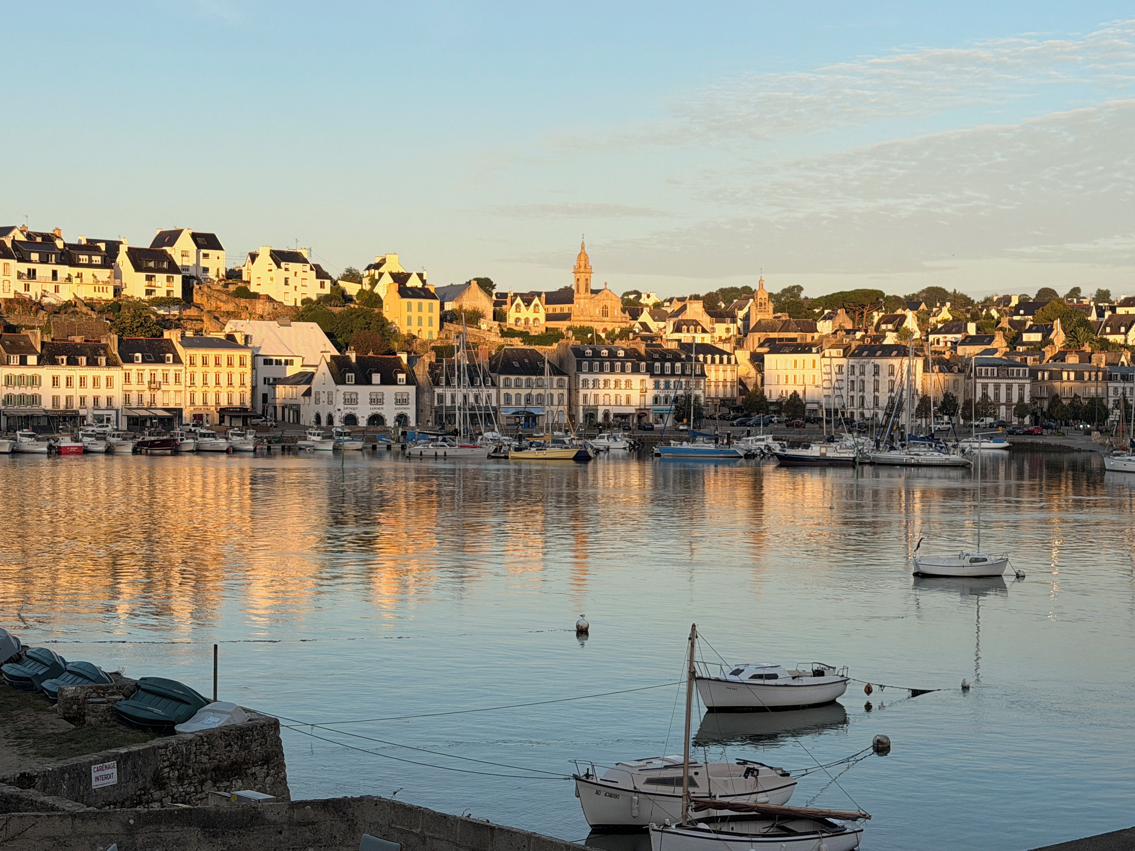 Un port avec des bateaux et des bâtiments le long de la rive.