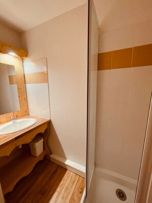 Bathroom - Apartment “Sunny Slopes 209” for 6 Guests (Chamrousse)