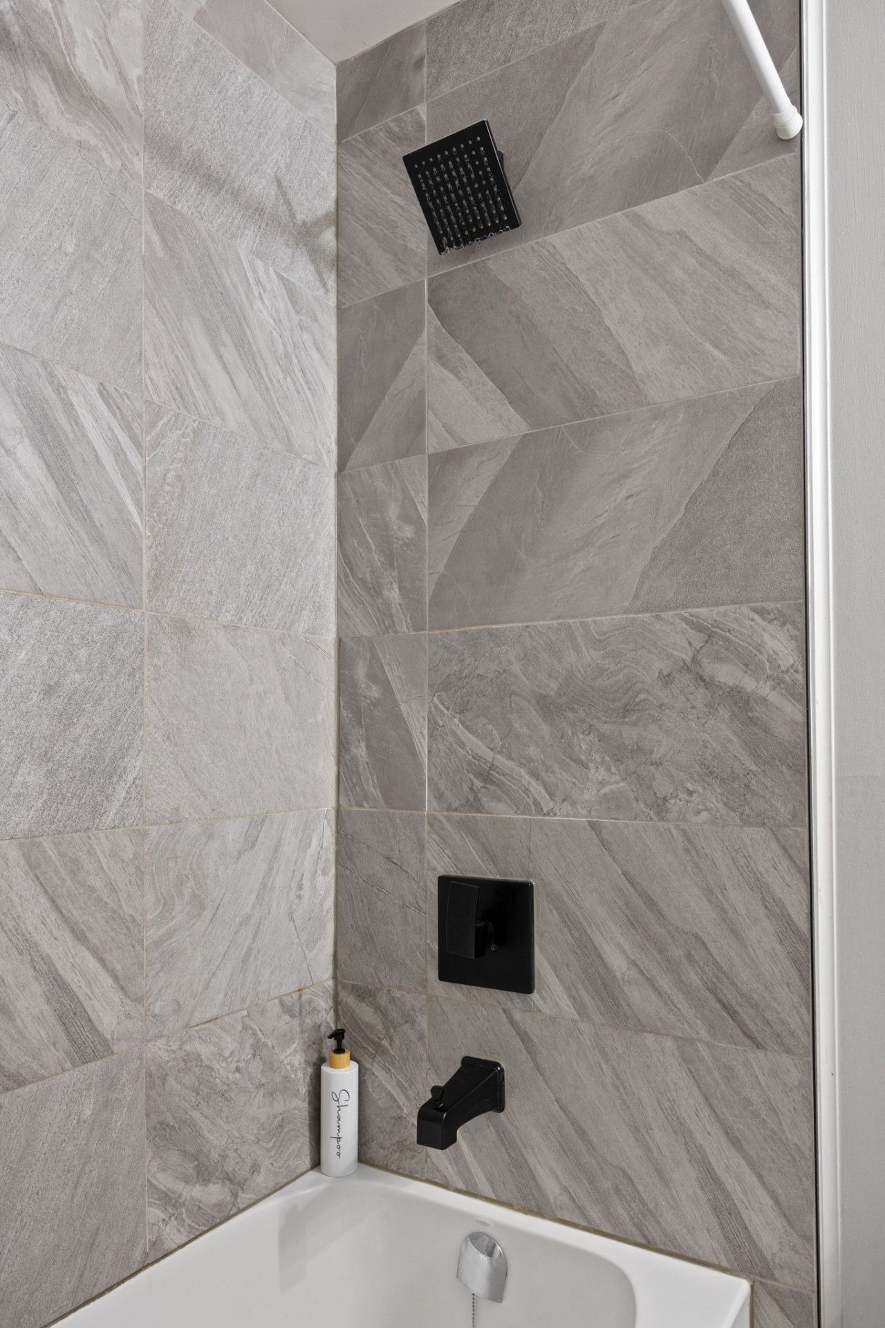 Une salle de bain avec une douche, des toilettes et un lavabo.