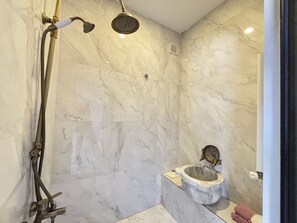 Secador de cabelo, toalhas de banho