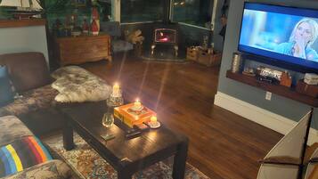 House, 2 Bedrooms, Smoking, Balcony | Living room | Books