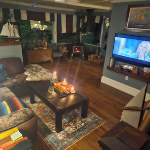 Una sala de estar acogedora con chimenea, televisor y un espacio de estar confortable.