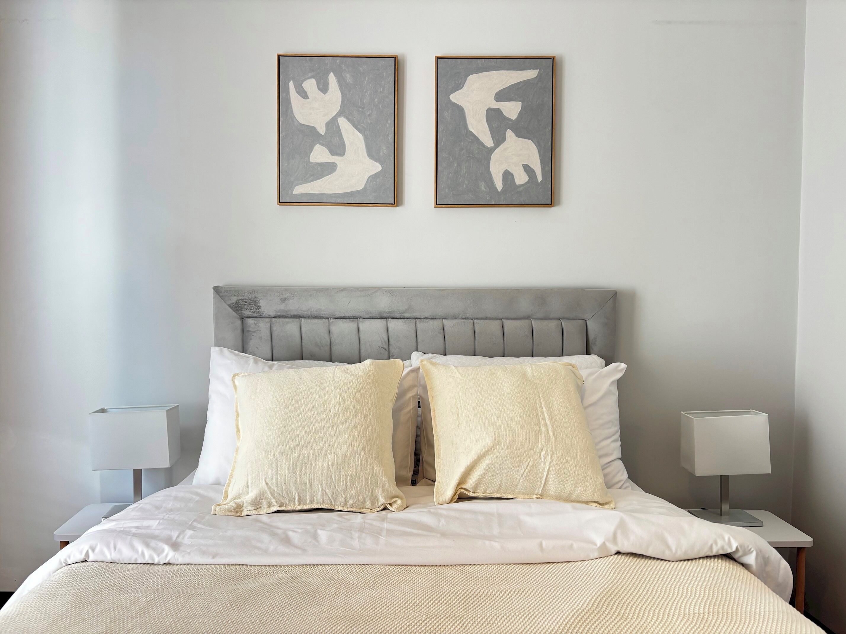 Escritorio, tabla de planchar con plancha, wifi gratis y ropa de cama