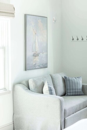 TV - Stylish Private Suite in Boutique Inn (St. Augustine)